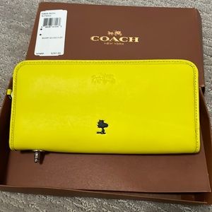 Brand new Beautiful yellow snooty woodstock wallet, never been used!